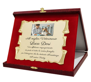 Elegante Targa Commemorativa Personalizzabile | Testo e Foto | Laurea, Pensione, Matrimonio, Anniversario | Personalizzata con dedica e Immagini | (Targhetta Dorata, Cofanetto Deluxe Bordeaux)